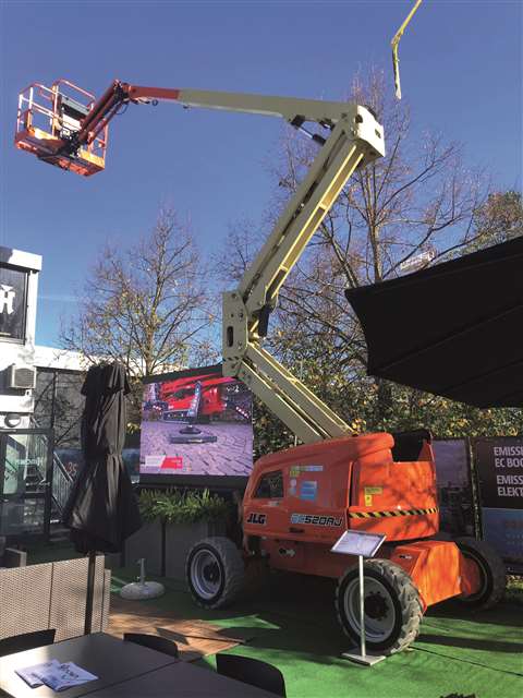 JLG también había advertido que no asistiría al evento, pero finalmente estuvo presente junto a su socio Hinowa.