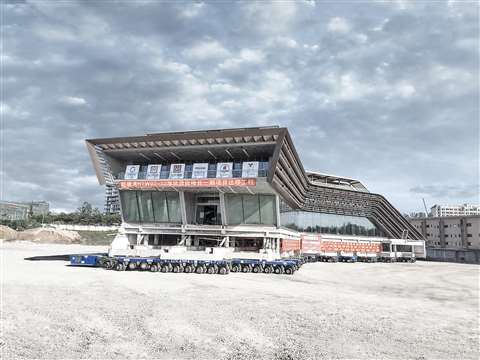 Sinotrans Heavy-Lift Co. set a new world record for the heaviest transport of a building using SCHEUERLE SPMT