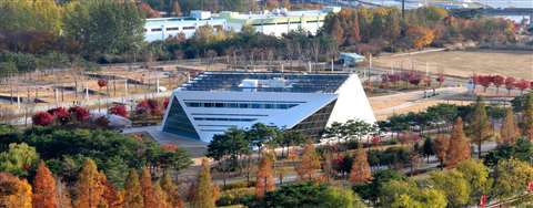 The Seoul Dream Energy Center was built in partnership between Seoul city government and Germany's Fraunhofer Society, to develop Korea's first net-zero energy building. 