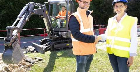 august_2019_first-volvo-electric-compact-excavator-arrives-at-customer-site_01