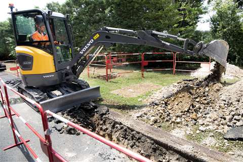 august_2019_first-volvo-electric-compact-excavator-arrives-at-customer-site_02