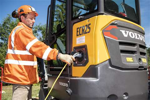 august_2019_first-volvo-electric-compact-excavator-arrives-at-customer-site_03