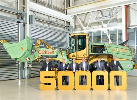The 50,000th Liebherr wheeled loader, with, from the left, Liebherr-Baumaschinen Vertriebs- und Serv