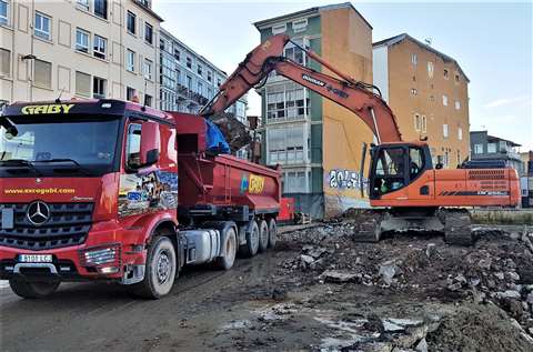 DX255LC_Gaby_Spain_pic1_red web