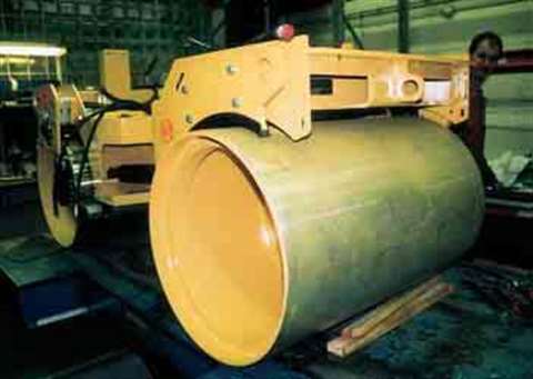 The new ‘S’version of the 1,6 tonne CC 900 on the production line, showing the offset of the drum.