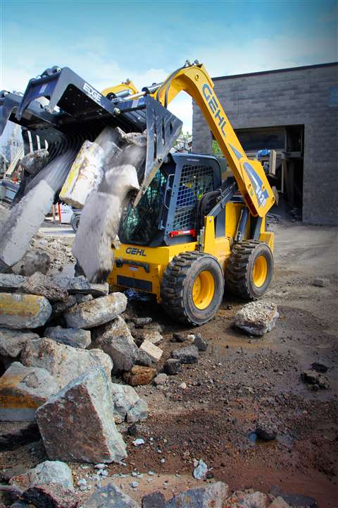 Gehl v420 lifestyle grappler w cement vert 010