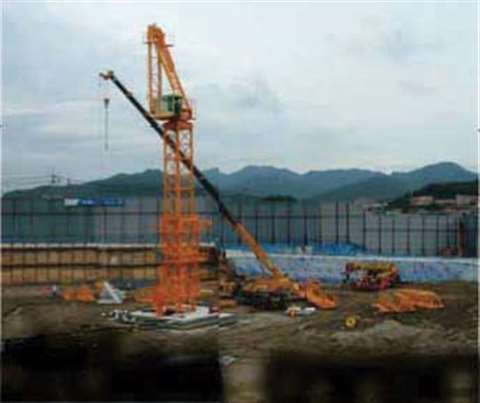 In Anyang contractor and developer GS E&C was assembling the first tower crane in preparation fo