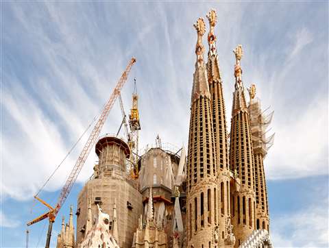 View of the crane assembly procedure from the rear of the basilica