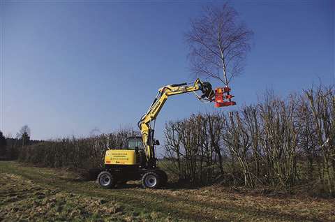Yanmar B110W demonstrates lifting capabilities